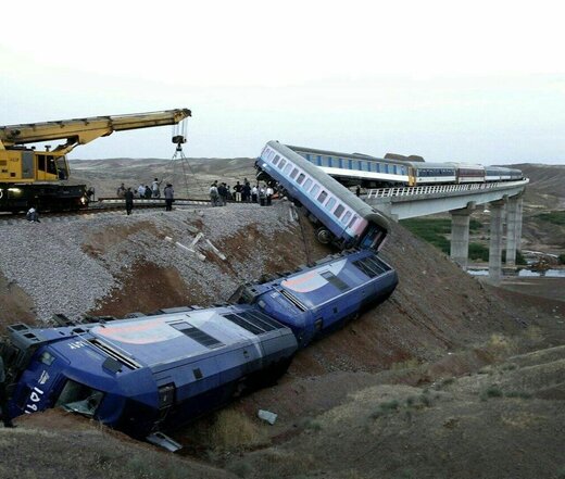 ببینید | اولین تصاویر از خروج قطار از ریل و واژگونی در محور سوادکوه