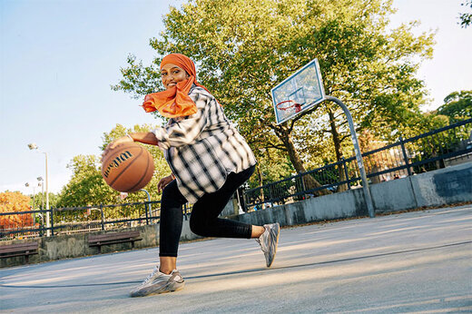 ببینید | ویدیویی جدید از بسکتبالیست زن معروف با حجاب
