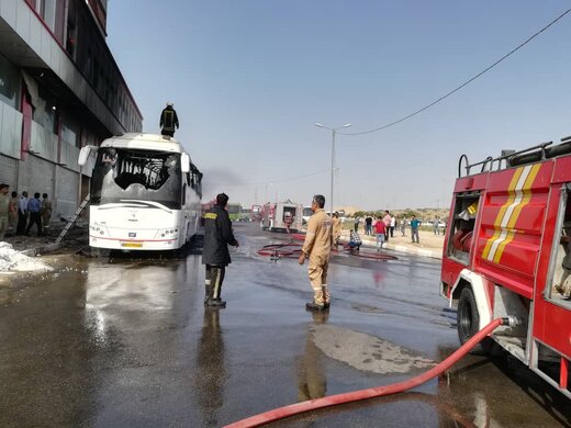 ببینید | مهار آتش‌سوزی اتوبوس سرویس کارکنان یک شرکت در بلوار وکیل آباد مشهد