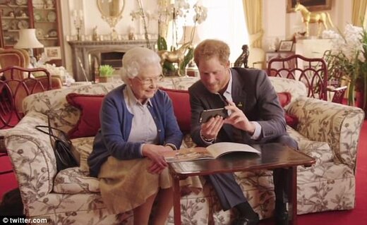 عکس | ملکه انگلیس عاشق این تلفن قدیمی با شماره گیر چرخشی بود!