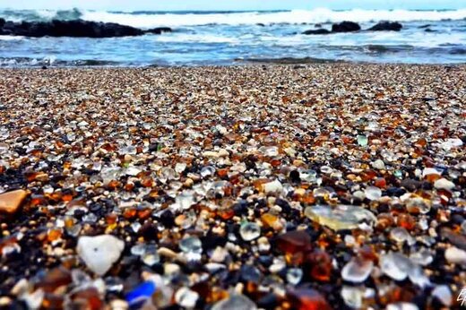 ببینید | جادوی طبیعت؛ ساحل شیشه‌ای کالیفرنیا
