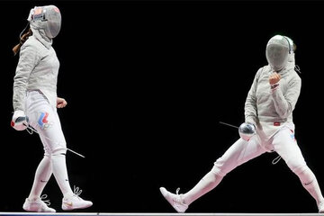 ببینید | حرکت حیرت‌انگیز شمشیرباز زن وسط مسابقه؛ رو دست به مدال و مقام!