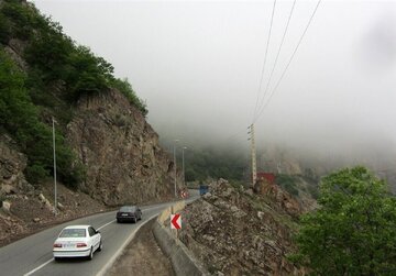 مه‌گرفتگی و ترافیک در این جاده شمالی