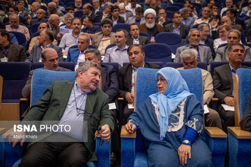 شوخی عجیب با مقام دولت پزشکیان در یک جلسه رسمی/ عباس آخوندی و آذر منصوری هم حضور داشتند